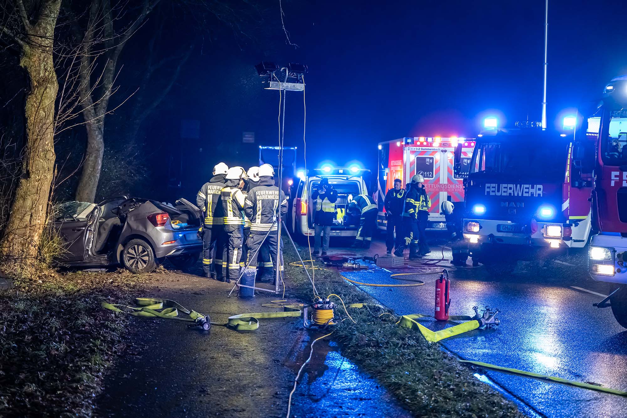 Mit Mietwagen Auf Sommerreifen Gegen Baum Kein F Hrerschein Aber