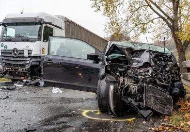 Kleinwagen kollidiert in Kurve auf L561 mit Sattelzug