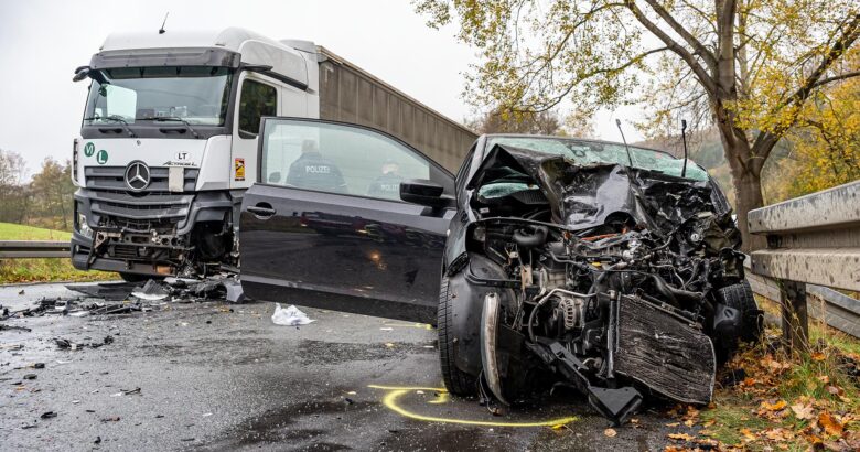 Kleinwagen kollidiert in Kurve auf L561 mit Sattelzug