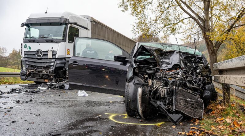 Kleinwagen kollidiert in Kurve auf L561 mit Sattelzug