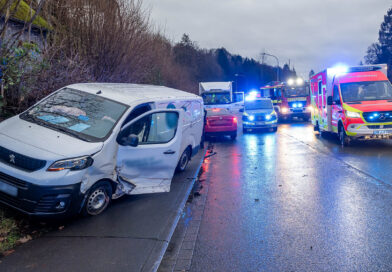 Hoher Sachschaden bei Frontalkollision — zwei Leichtverletzte und Vollsperrung der B54 im Feierabendverkehr