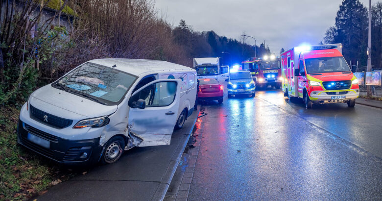 Hoher Sachschaden bei Frontalkollision — zwei Leichtverletzte und Vollsperrung der B54 im Feierabendverkehr