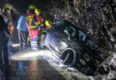 Auto rutscht bei extremer Straßenglätte in Graben